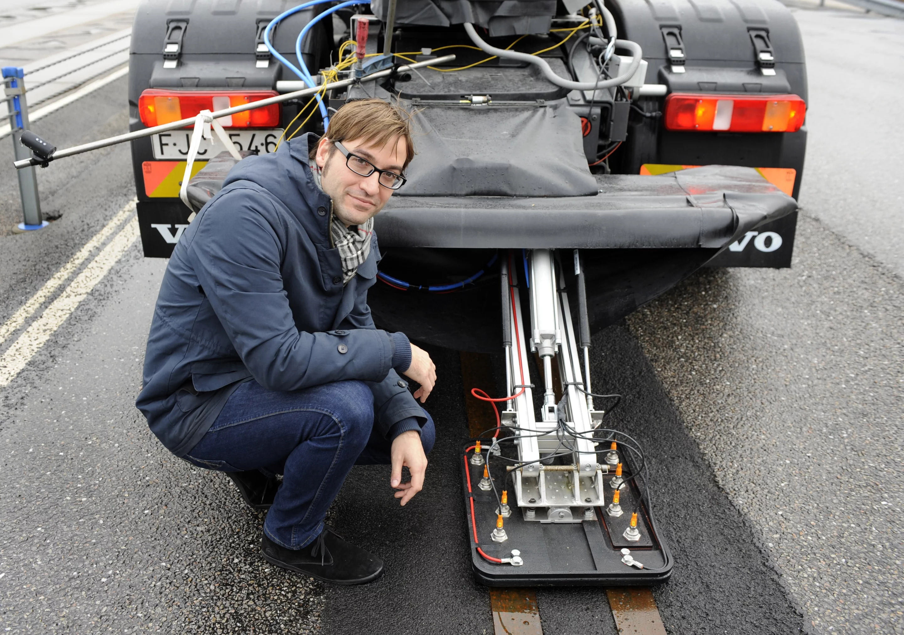 Volvo's Richard Sebestyen with the current collector connected to the rear of the test truck