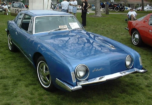 A 1963 Avanti at a car show with non-standard wheels and color (Photo: Morven, CC 3.0)