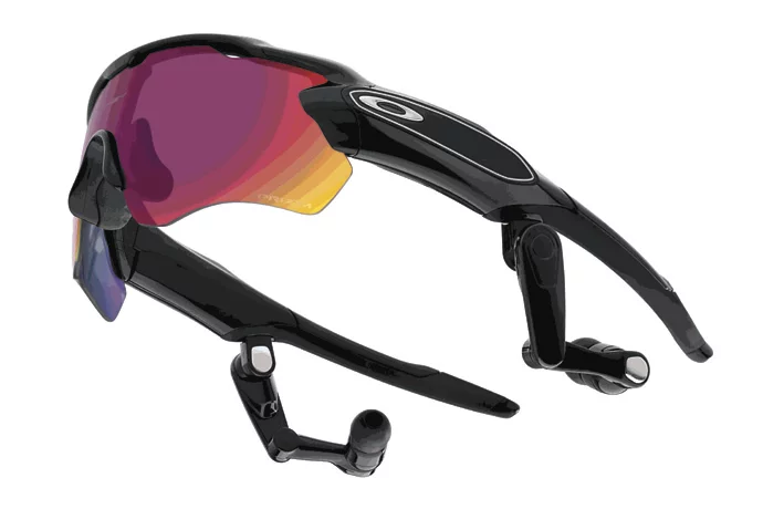 The Oakley Radar Pace contains an accelerometer, gyroscope and other sensors to track the wearer's biometric data, while a voice guides them through a custom training plan