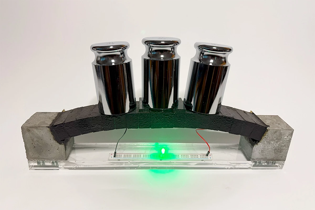 An ec3-based arch structure integrates supercapacitor electrodes, demonstrating both structural load bearing and the ability to power an LED