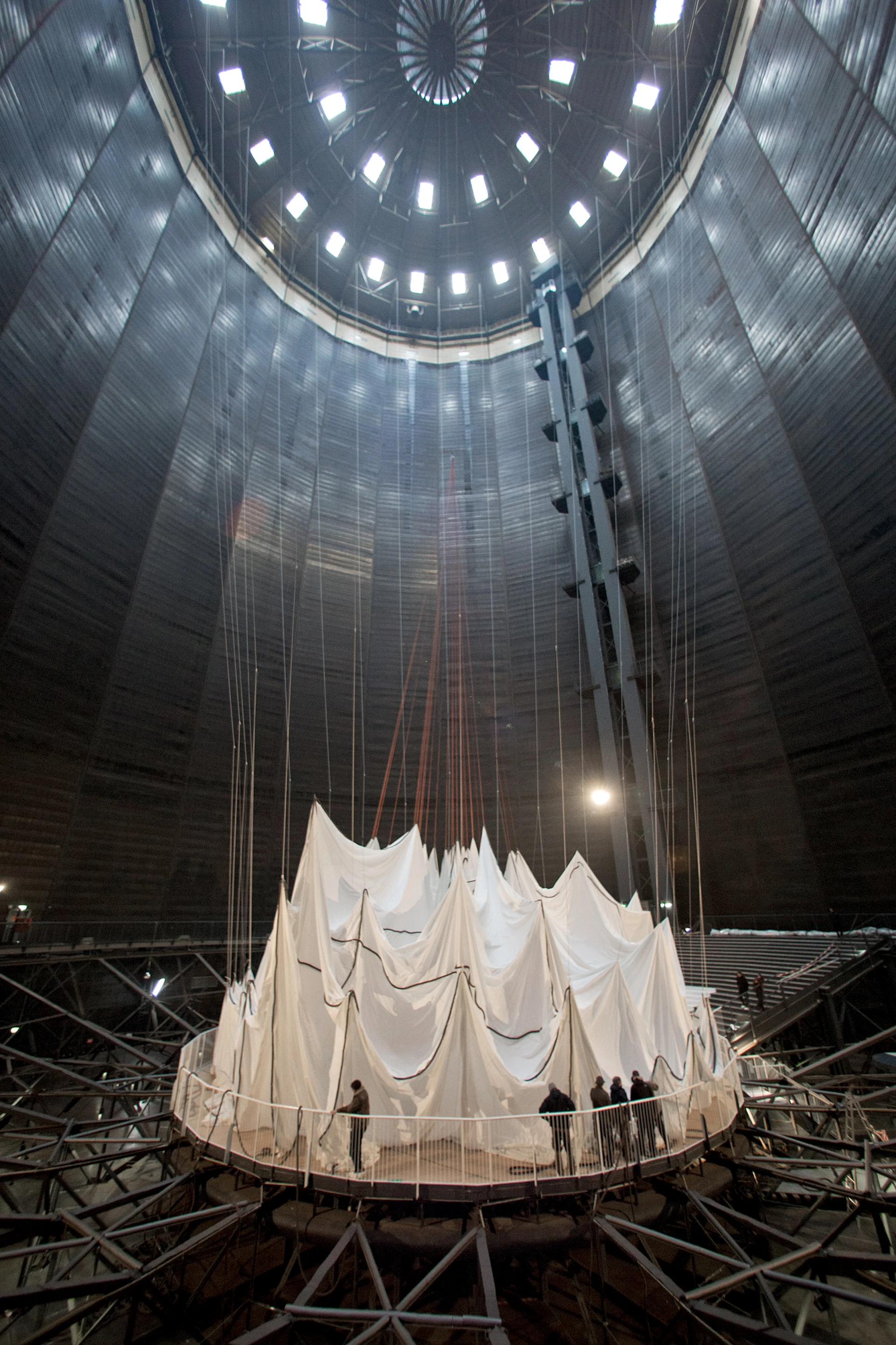 The inflated envelope is 90 meters (295 feet) high, and 50 meters (164 feet) in diameter (Photo: Wolfgang Volz)