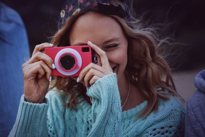 theQ 3G-capable point-and-shoot camera