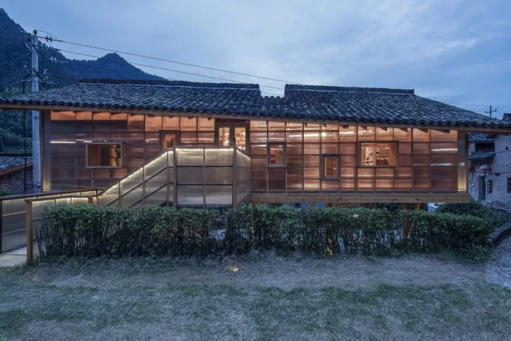 The Mountain House in Mist is located in a remote mountainous village in China