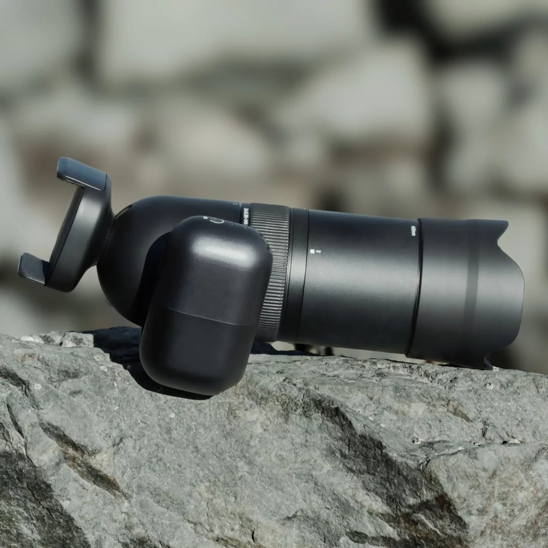 The Excope DT1 tips the scales at 1.32 lb with the Lens 400 attached, includes at battery in the grip and its smartphone mount can be moved up or down for an optimum viewing angle