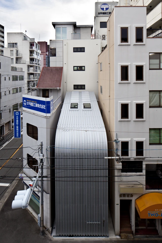 Looking rather like a giant desktop PC case, the Rooftecture OT2 family home is surrounded by buildings on three sides (Photo: Stirling Elmendorf)