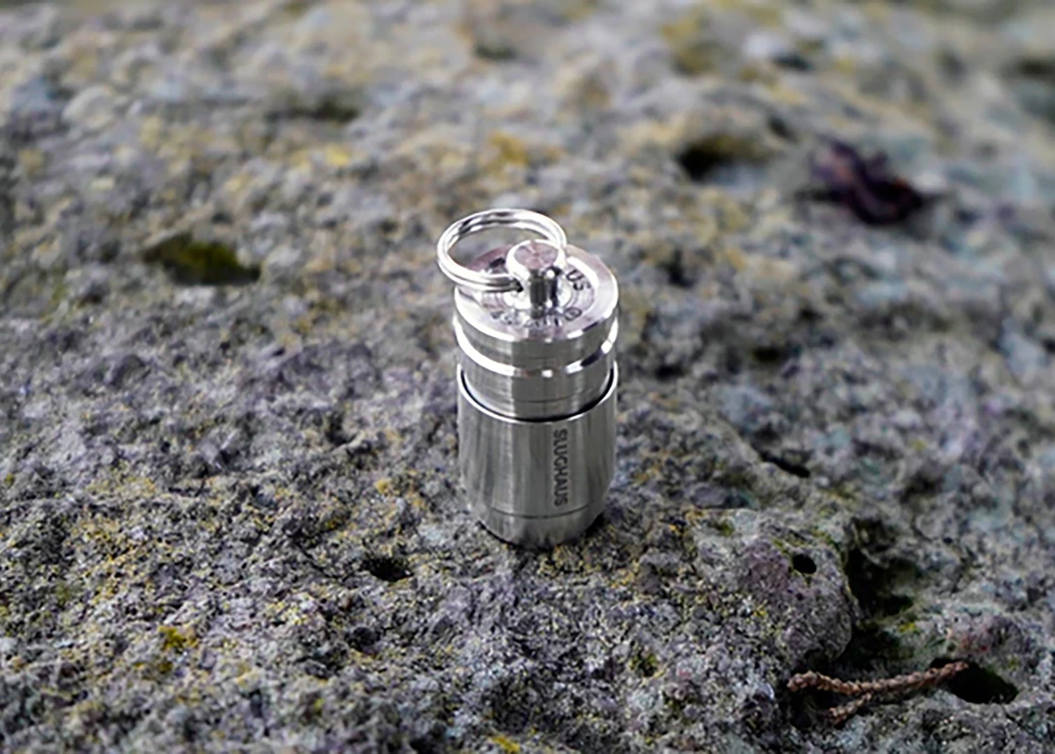 The Bull3t comes with a mini keyring and uses a simple twist to turn on