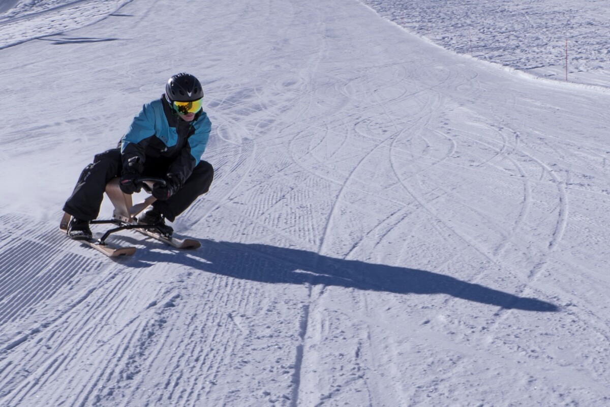 Aroc tilting sled carves like a motorbike, slides like skis