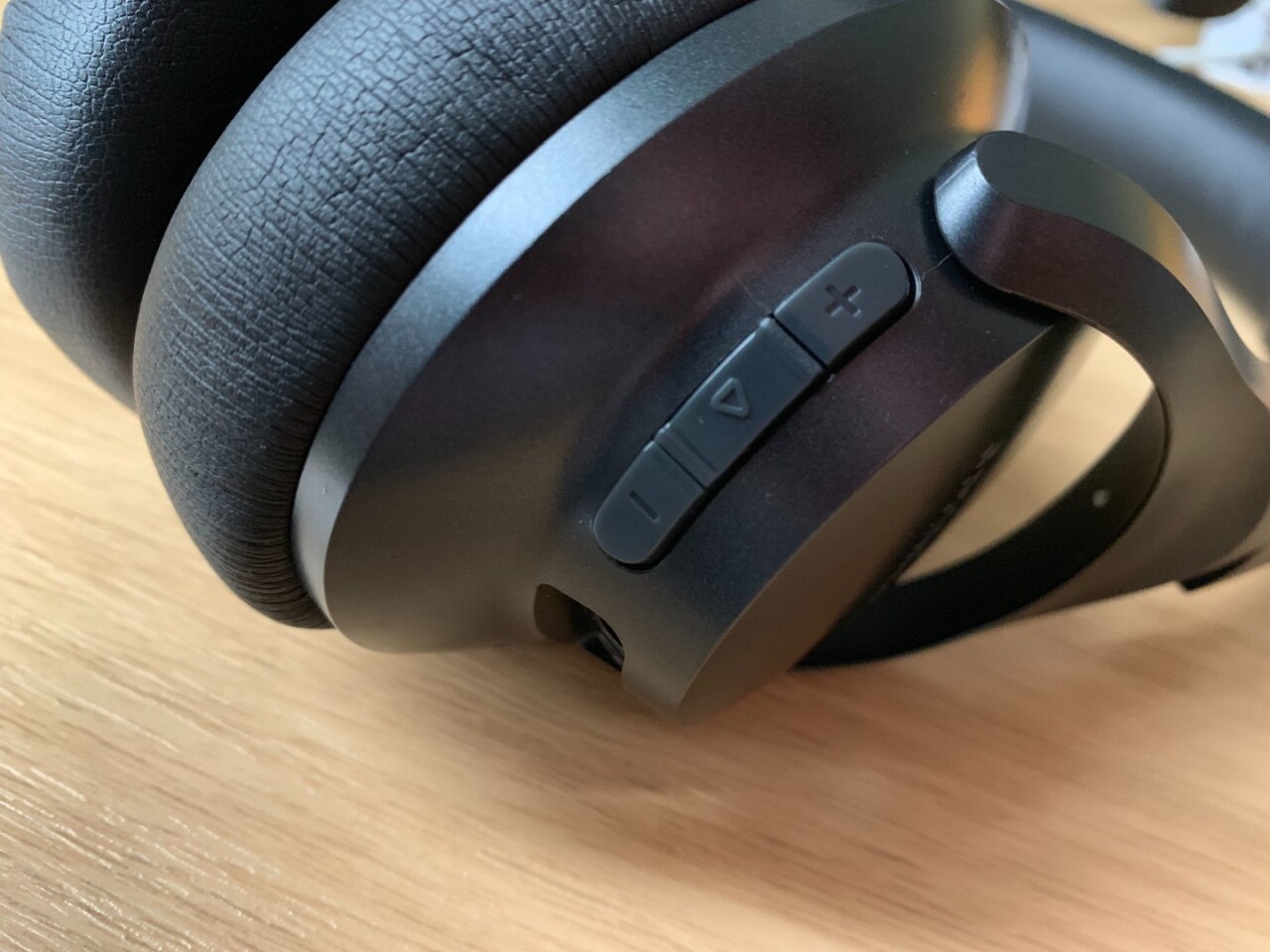 Volume control and the play/pause button are on the right headphone