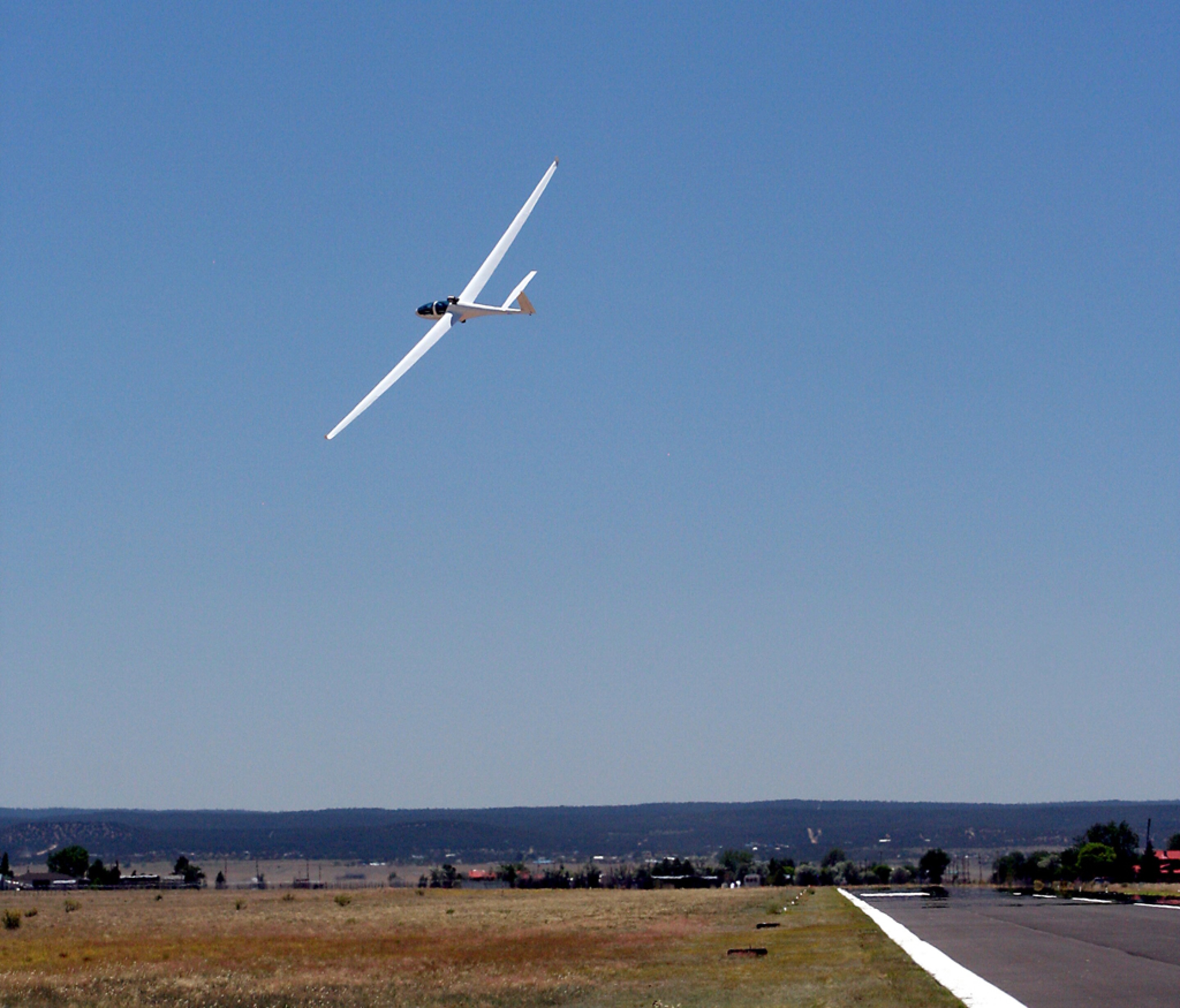 Self launching glider packs a retractable jet engine