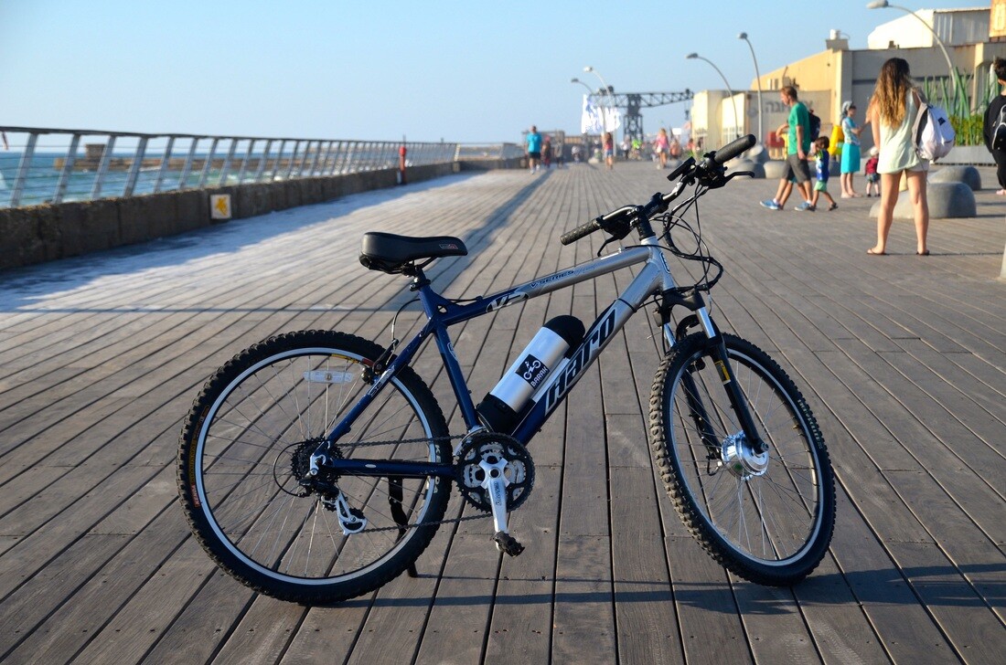 Unlike pedal-assist e-bikes that augment the rider's own pedal strokes, Barak is more like a scooter – you just press down the throttle, and it goes