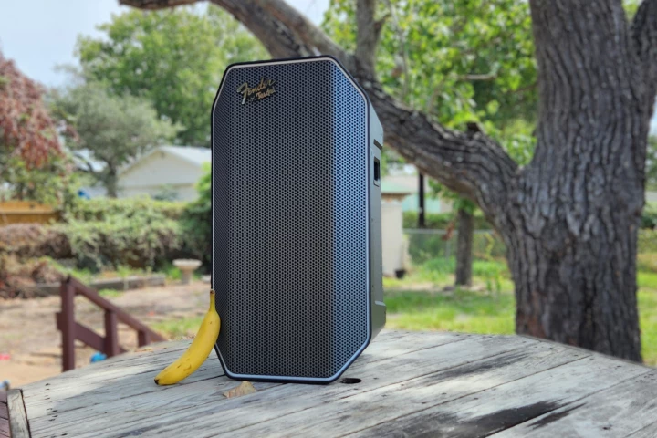 For size comparison, you can see the Rockster Air 2 is slightly larger than an average-sized banana.