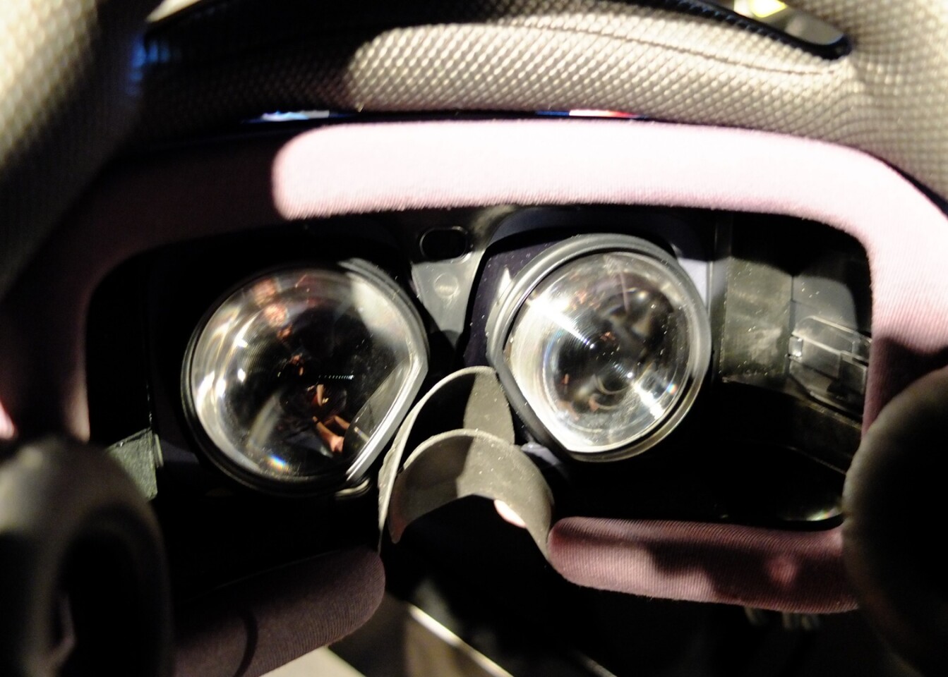 The lenses can be taken out of the Acer OJO 500 headset and cleaned up