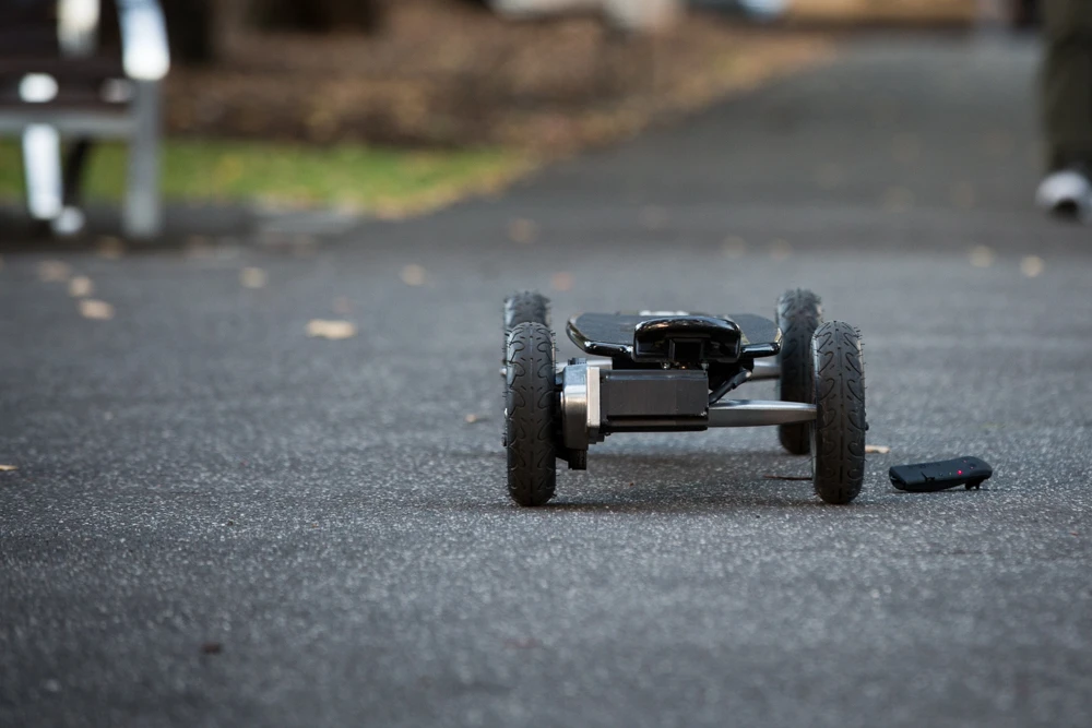 Measuring 43 in (111 cm) long, the board houses the electrics inside, with an approximately 5 mm (0.2 in) overhang when you peer underneath (Photo Nick Lavars/Gizmag.com)