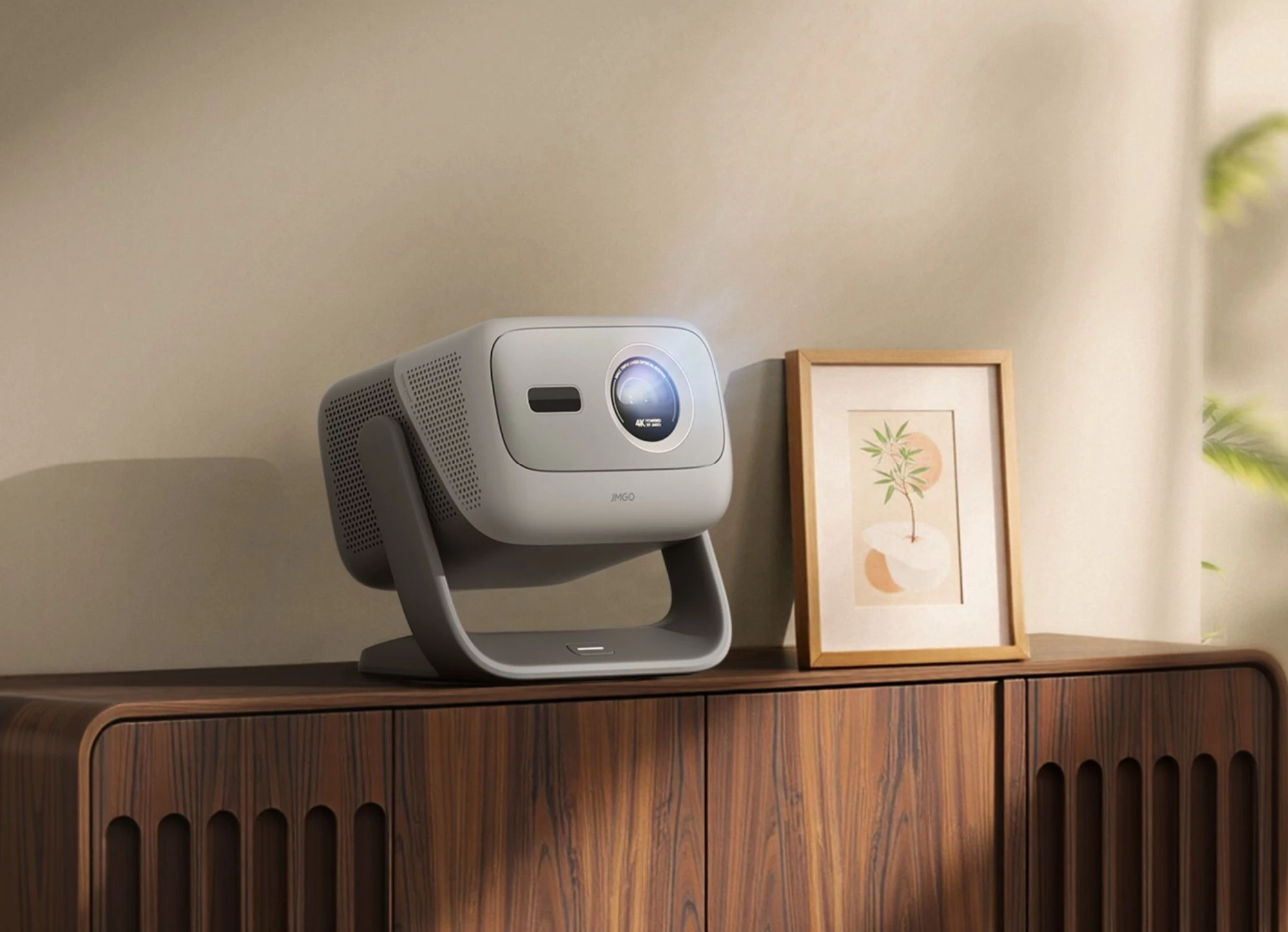 The gimbal stand can rotate 360 degrees horizontally and tilt by up to 160 degrees for smooth positioning ease