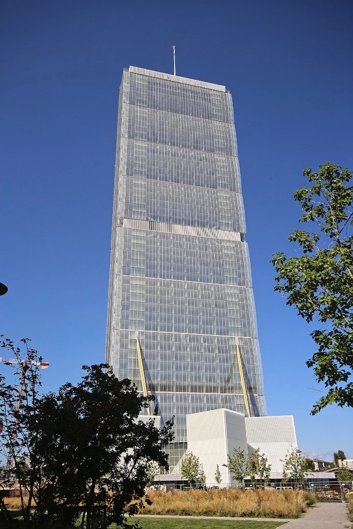 Designed by Arata Isozaki & Andrea Maffei Associati, Il Dritto reaches a height of 210 m (688 ft) and its glass facade curves slightly to one side