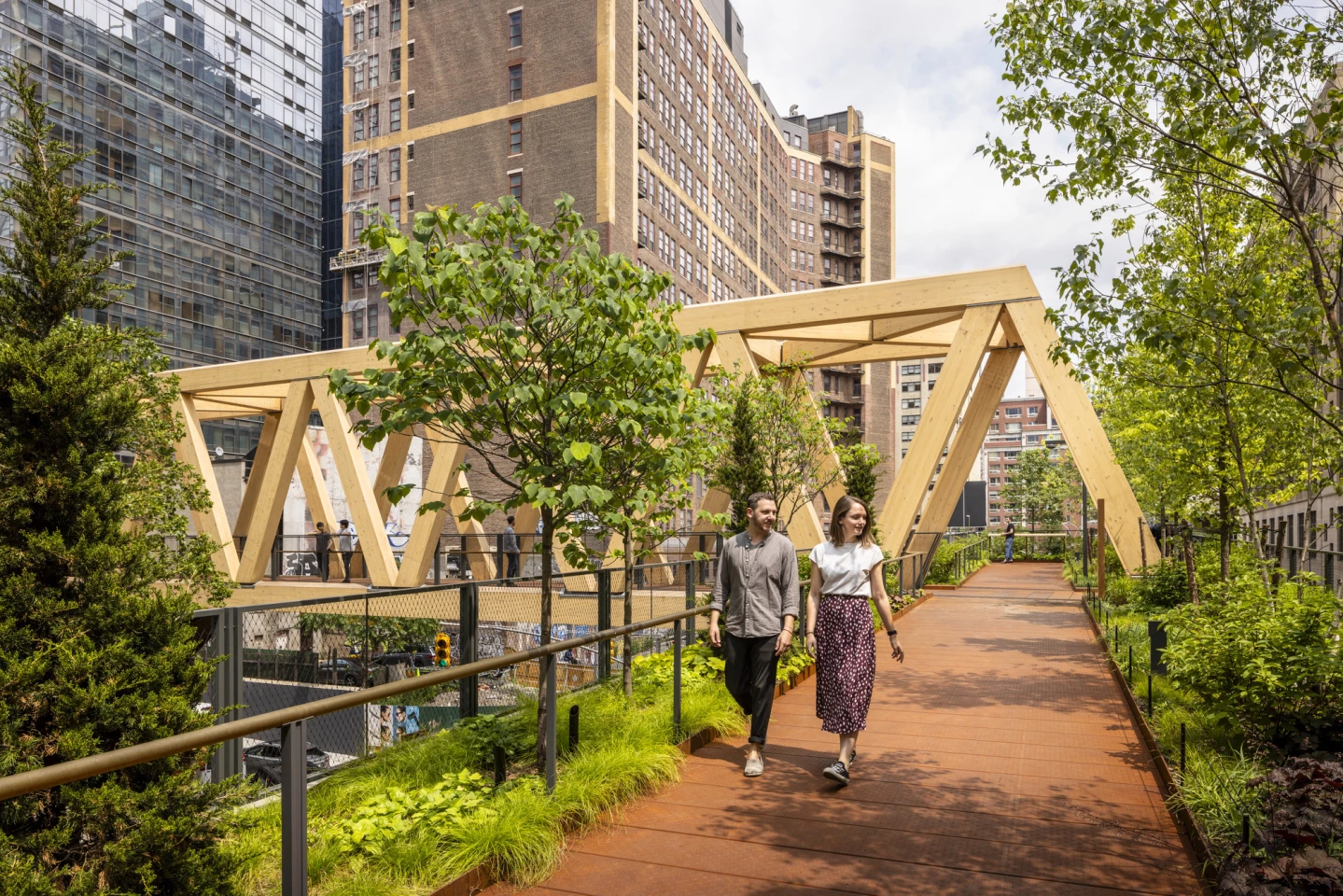 The High Line - Moynihan Connector actually consists of two bridges, which together form an L-shape over the city streets