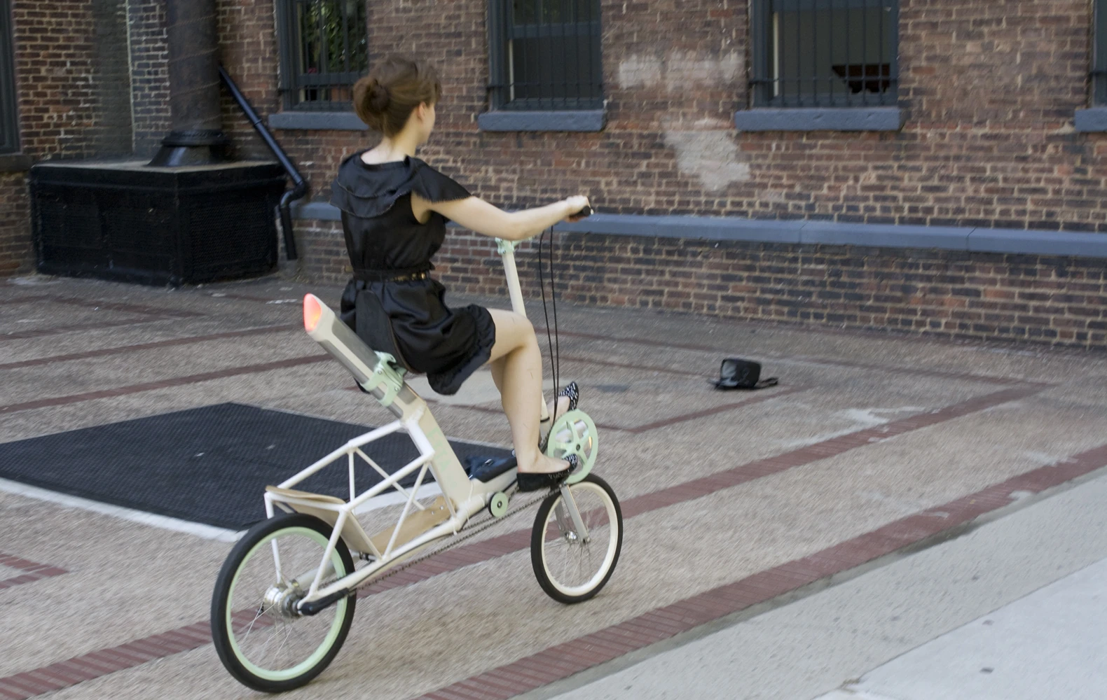 The Etta prototype has a 20 inch wheel at the rear and a 16 inch wheel at the front, both having an aluminum rim and steel spokes
