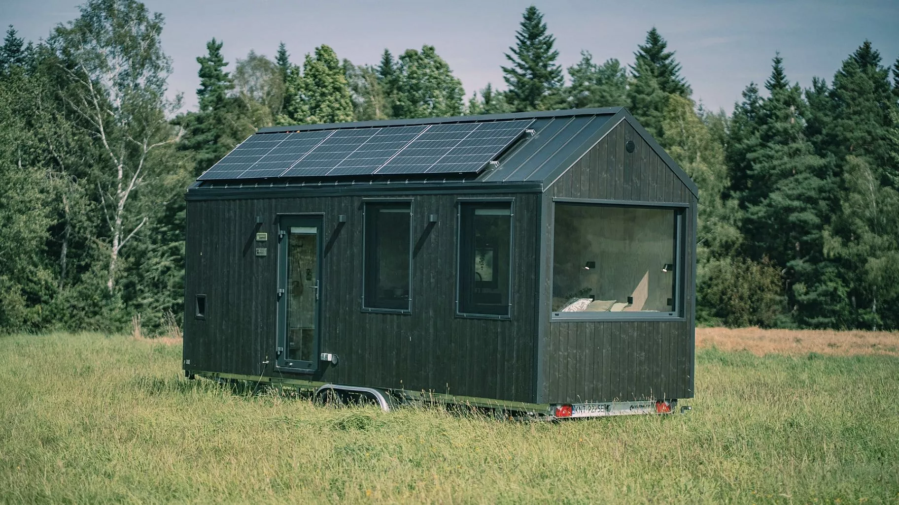The Felicia tiny house is based on a double-axle trailer and has a length of 7.2 m (23.7 ft)
