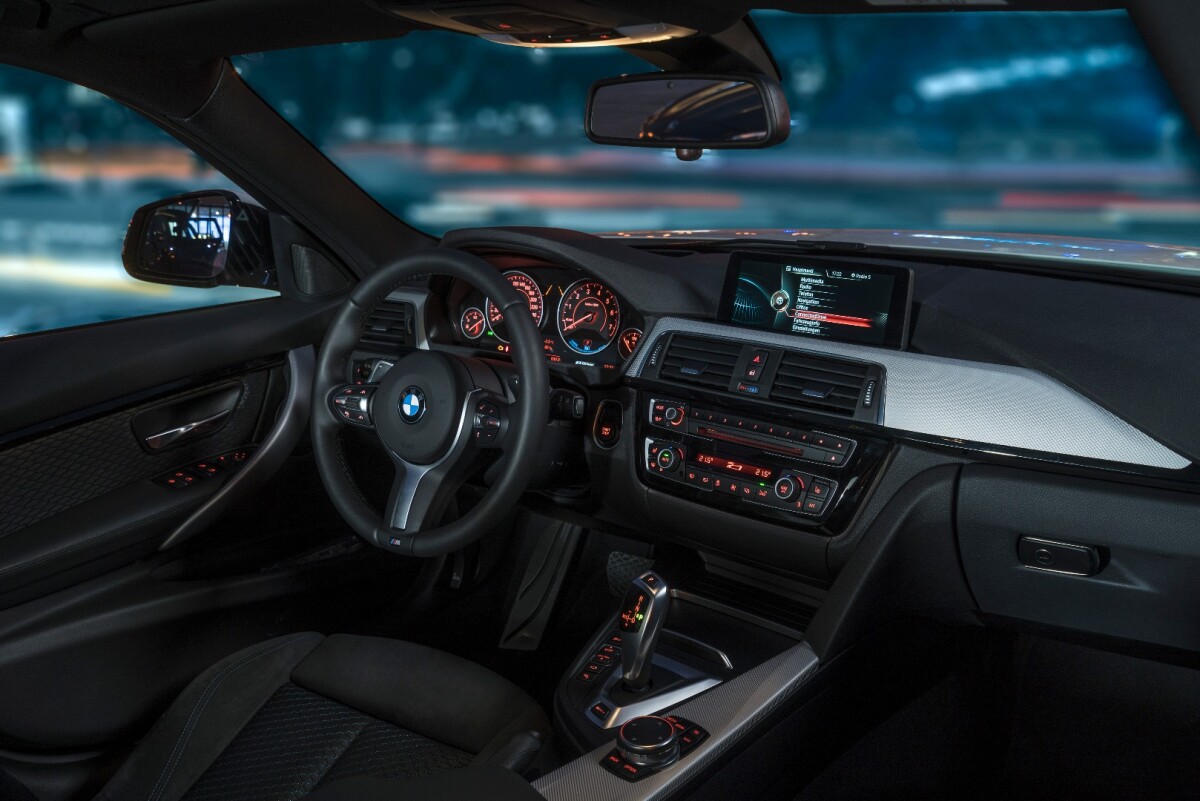 Newly-showcased on the BMW 330e iPerformance is a new Proactive Driving Assistant that uses the navigation system’s route guidance to maximize fuel efficiency through management of the drive systems