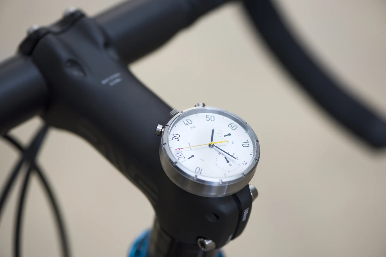 The Moskito can be mounted on the stem cap or the bars