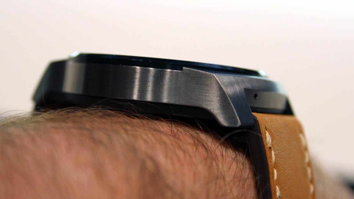 The design of the wearable should be familiar to watch lovers (Photo: Chris Wood/Gizmag.com)