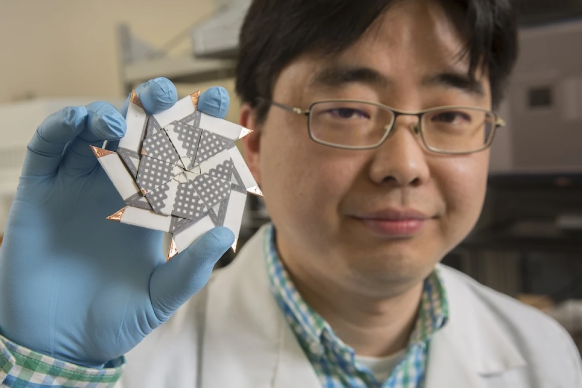 The latest iteration of the origami battery packs eight batteries into a sliding, star-shaped frame
