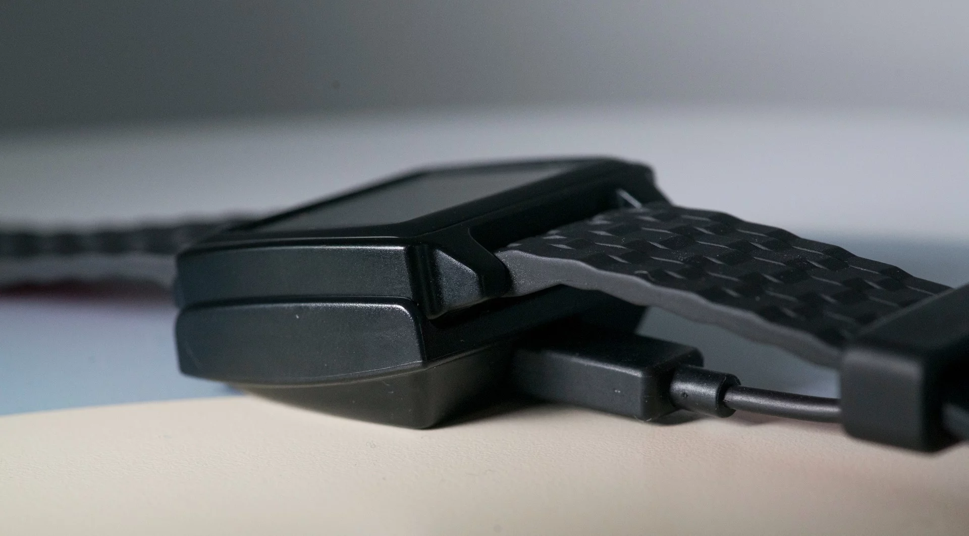 The Basis Peak fitness tracker comes with a magnetic USB charging cradle (Photo: Simon Crisp/Gizmag.com)