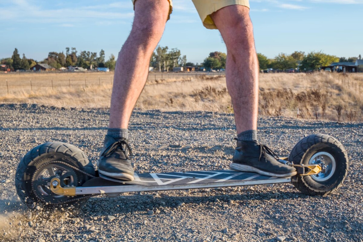 Two Wheeled Chain Drive Electric Skateboard Can Keep Up With Cars