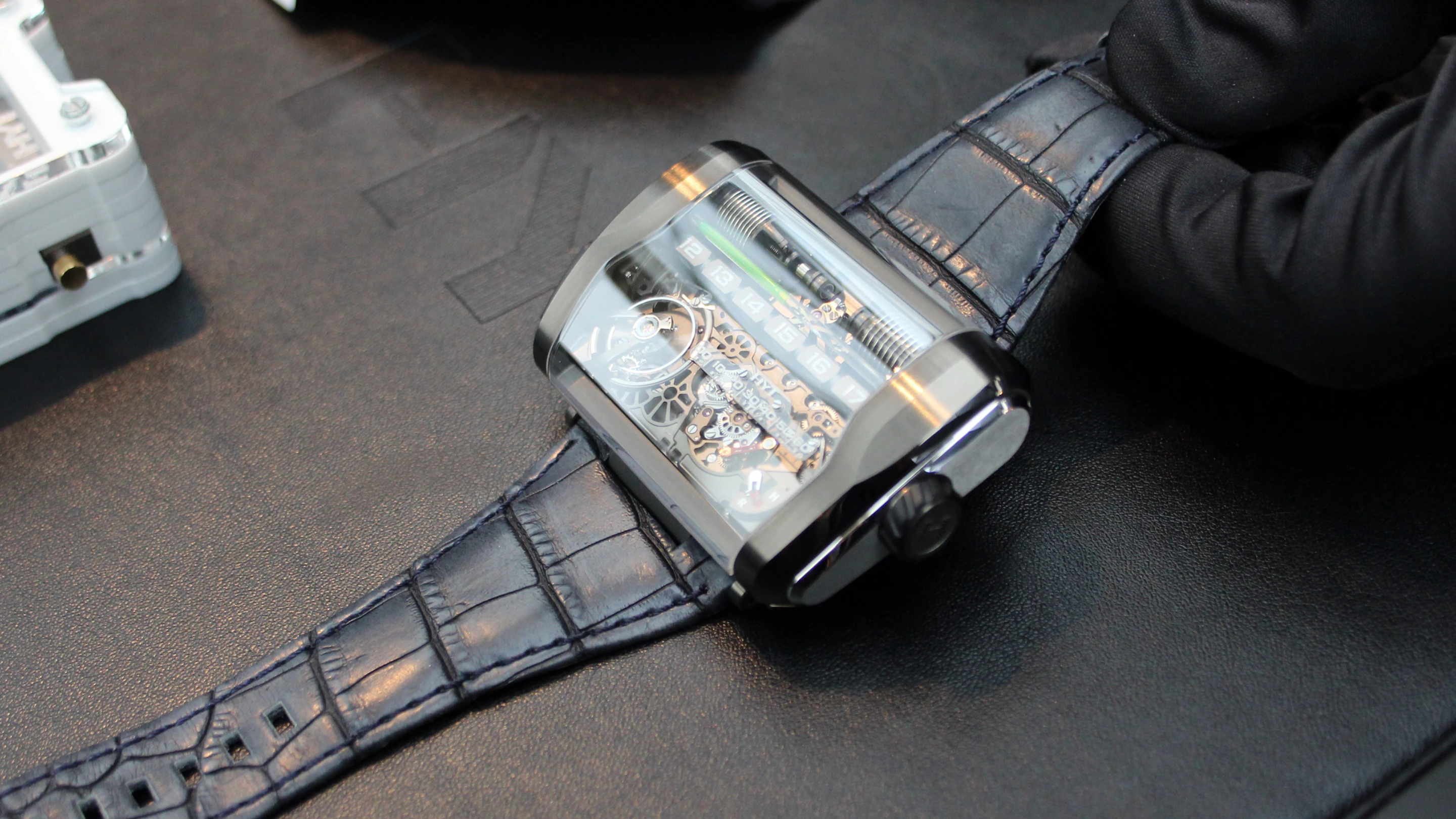 The case measures 62 mm by 41 mm and is 16 mm thick (2.4 x 1.6 x 0.63 in) (Photo: Chris Wood/Gizmag)