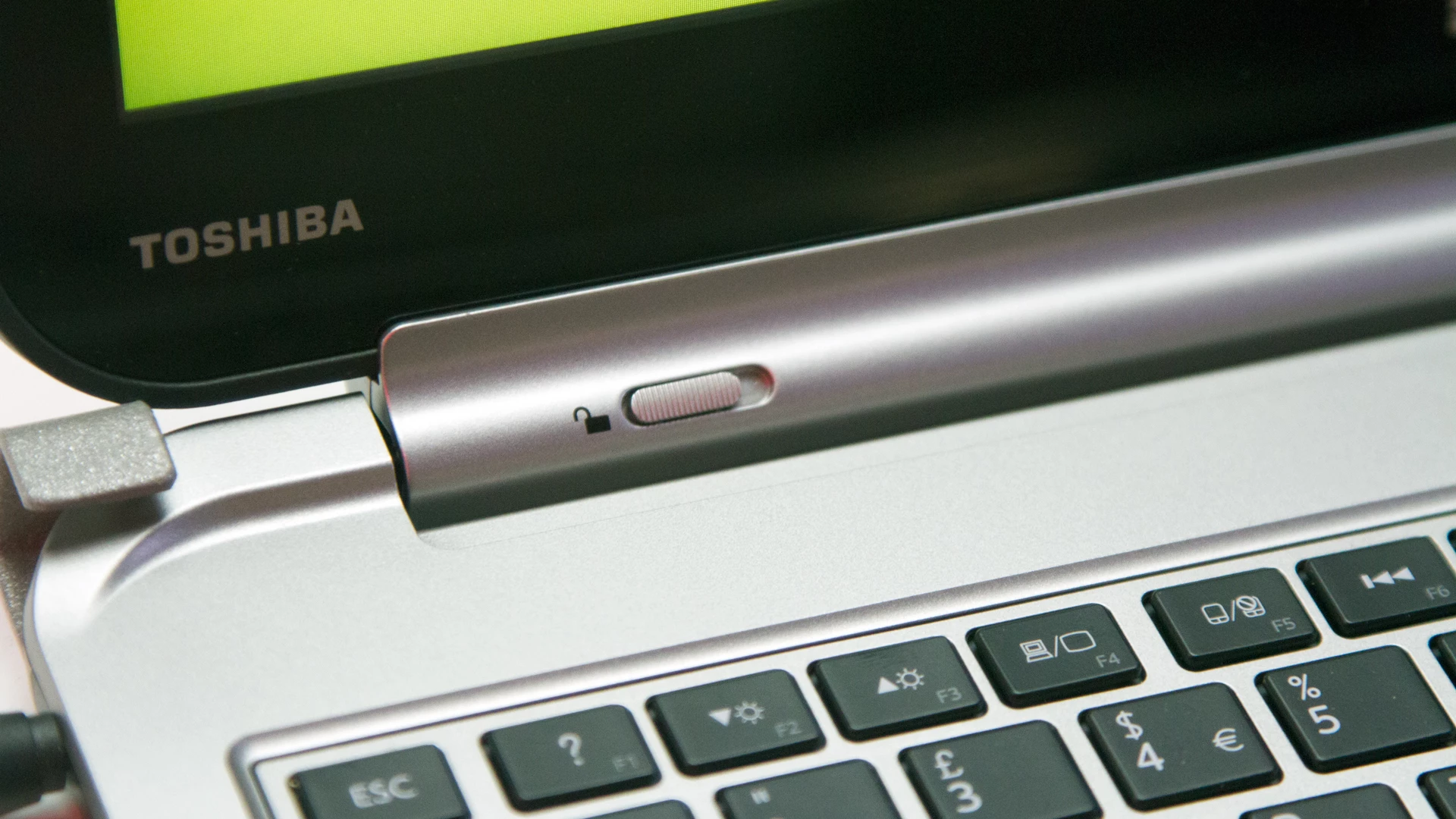 Toshiba plans to begin shipping the two laptops to store shelves in Europe in Q4 of this year