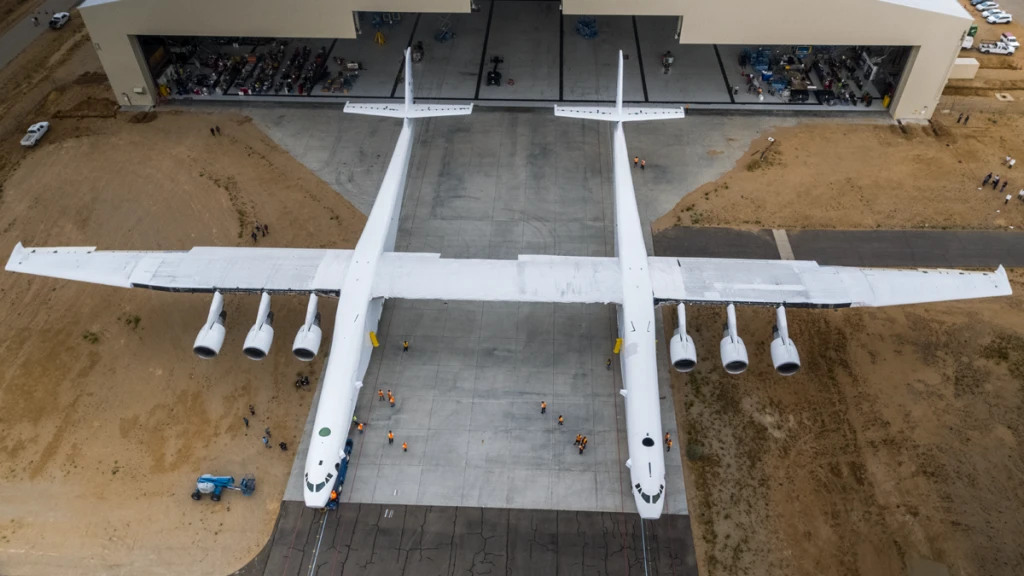 With a massive wingspan of 385 ft (117 m), the Stratolaunch plane tips the scales at 500,000 lb (226,000 kg)