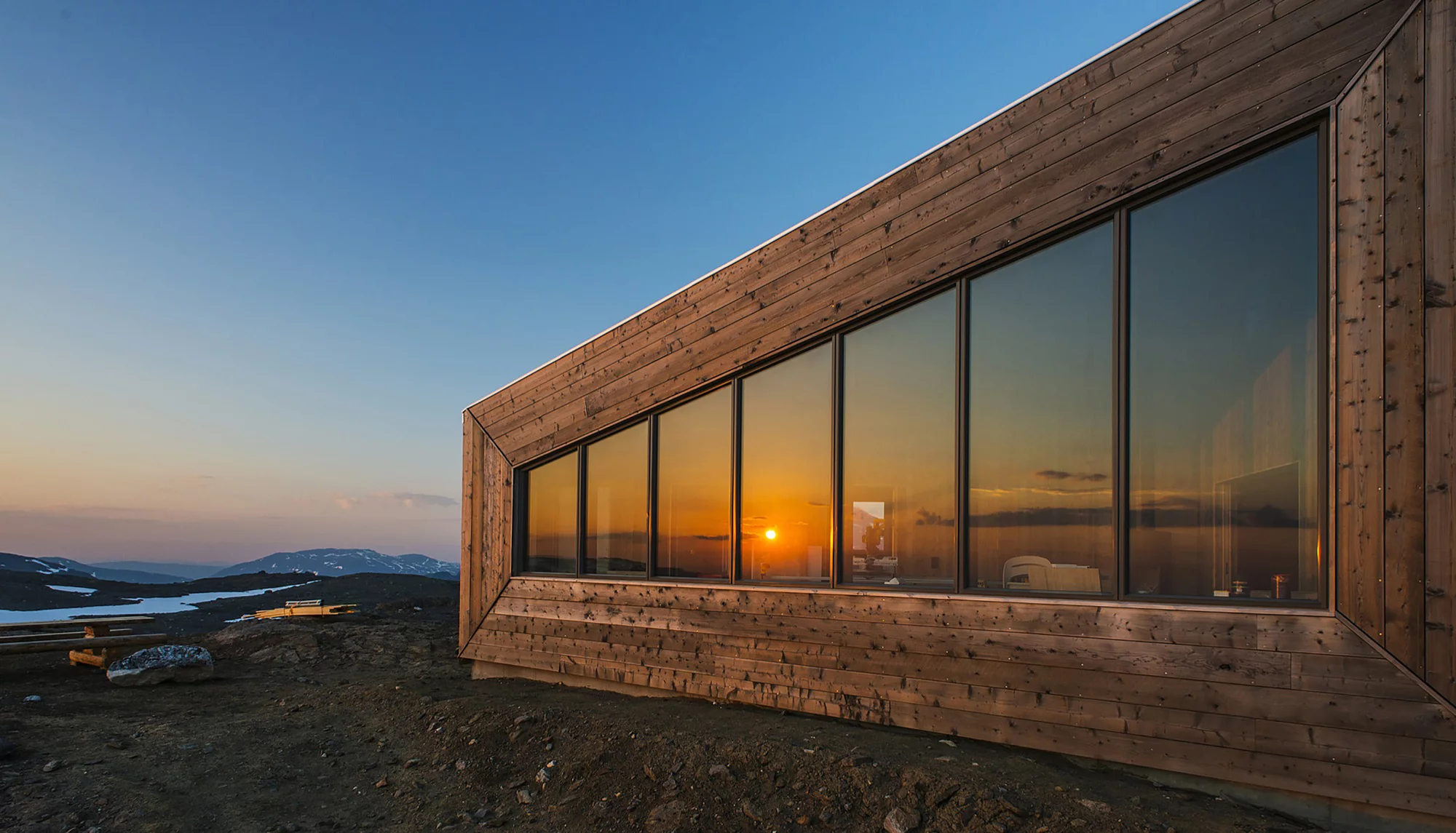 The cabin is located 1,200 m (3,937 ft) above sea level in Norway's Okstindan mountain range (Photo: Jan Inge Larsen)
