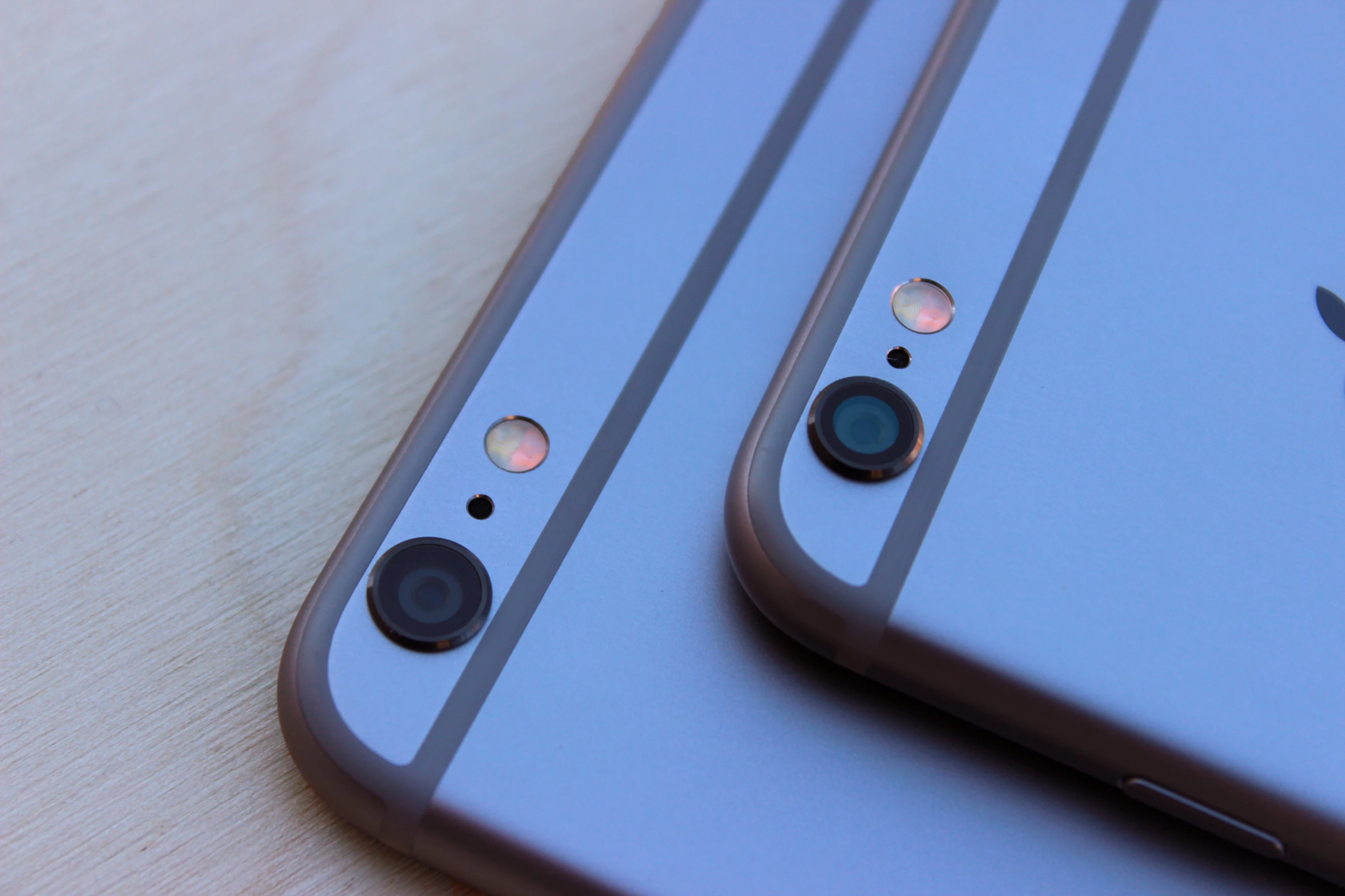 Both iPhones have excellent cameras, and are nearly identical (the only difference is that the Plus has OIS) (Photo: Will Shanklin/Gizmag.com)