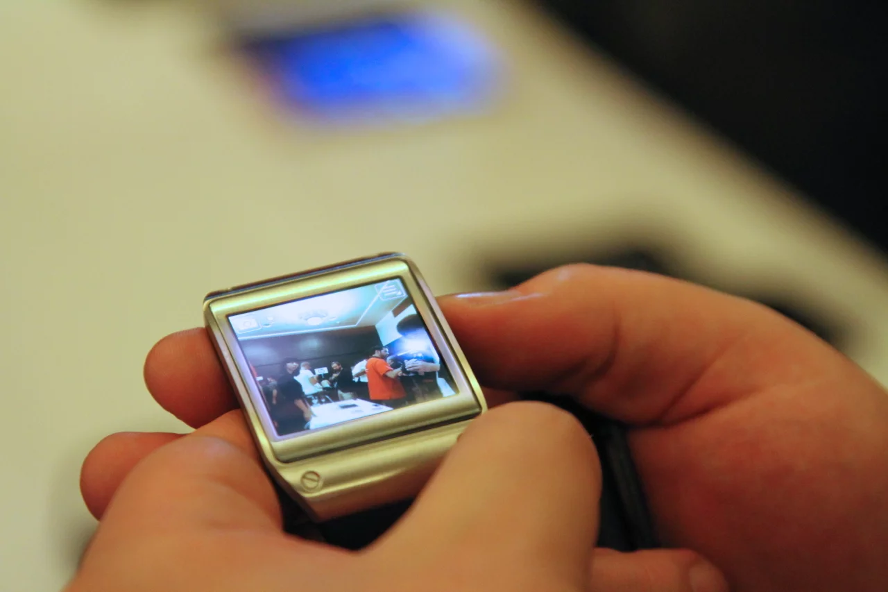 Trying out the Gear's camera (Photo: Gizmag)