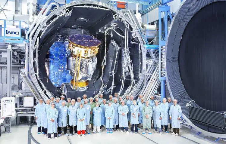 LISA Pathfinder in space chamber with test crew (Photo: ESA/Astrium/IABG)