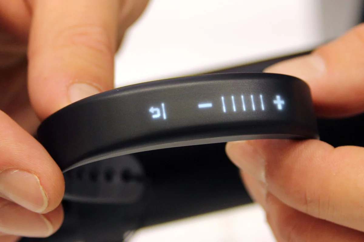 Garmin's vivosmart blends fitness tracking with smartphone functionality (Photo: Chris Wood/Gizmag)