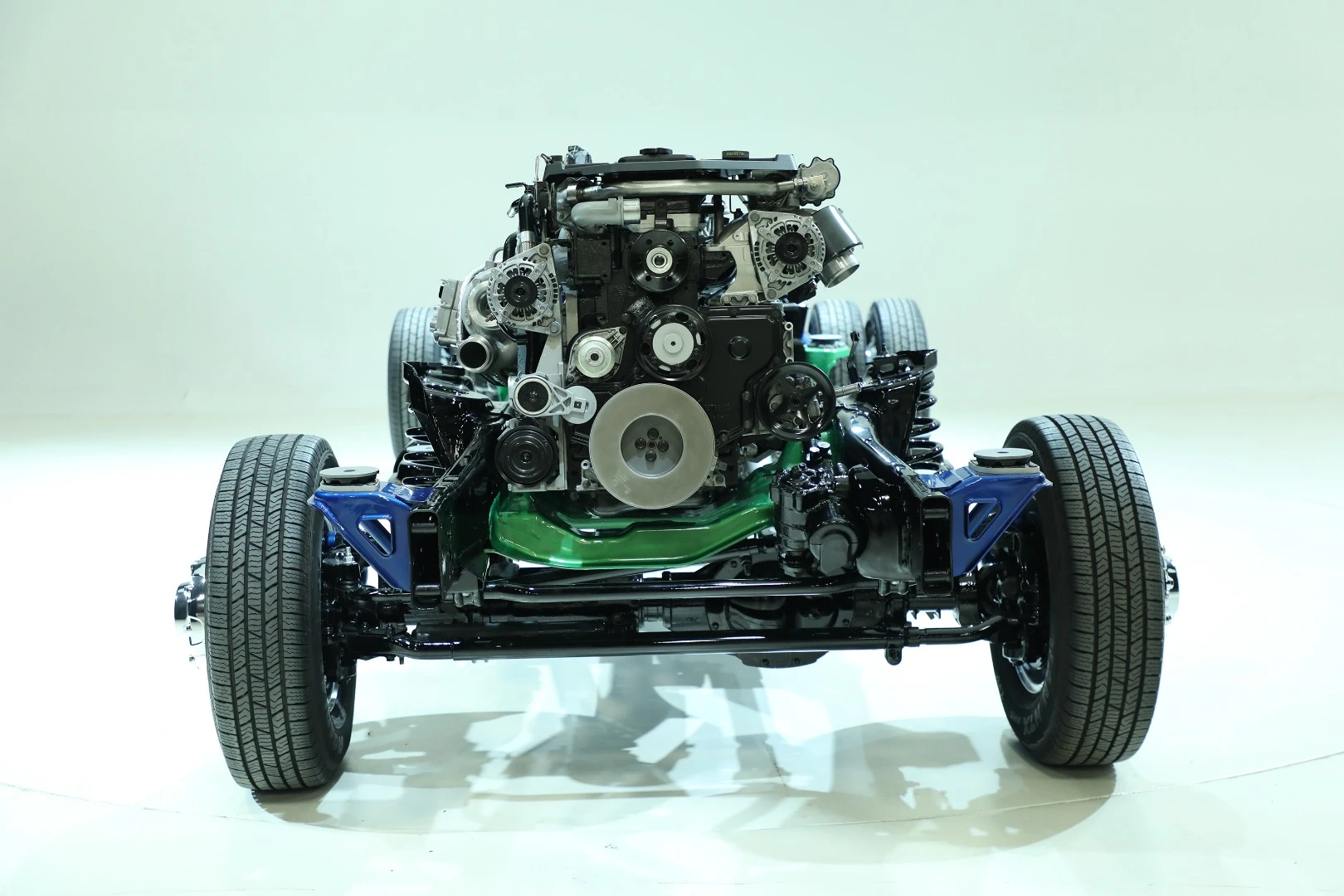 With that engine, the 2019 Ram Heavy Duty pickup is capable of towing up to 35,100 pounds (15,921 kg, 17.55 tons) and payload hauling of up to 7,680 pounds (3,484 kg)
