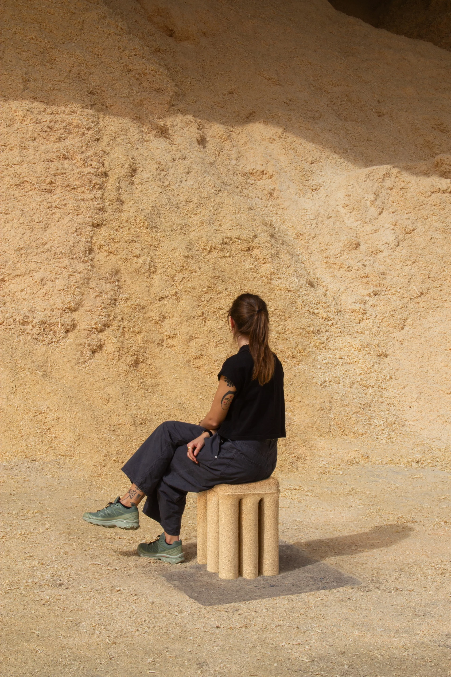 Briket features a simple unpainted design