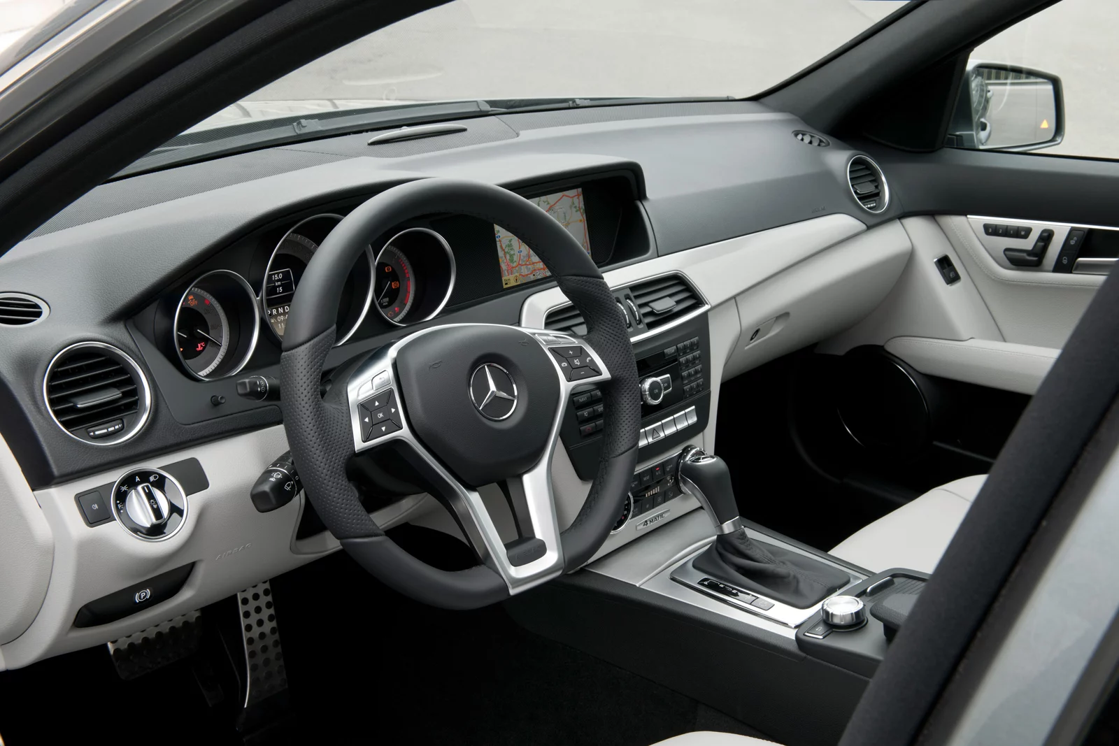 2011 Mercedes-Benz C-Class estate, C 350 CDI 4MATIC interior