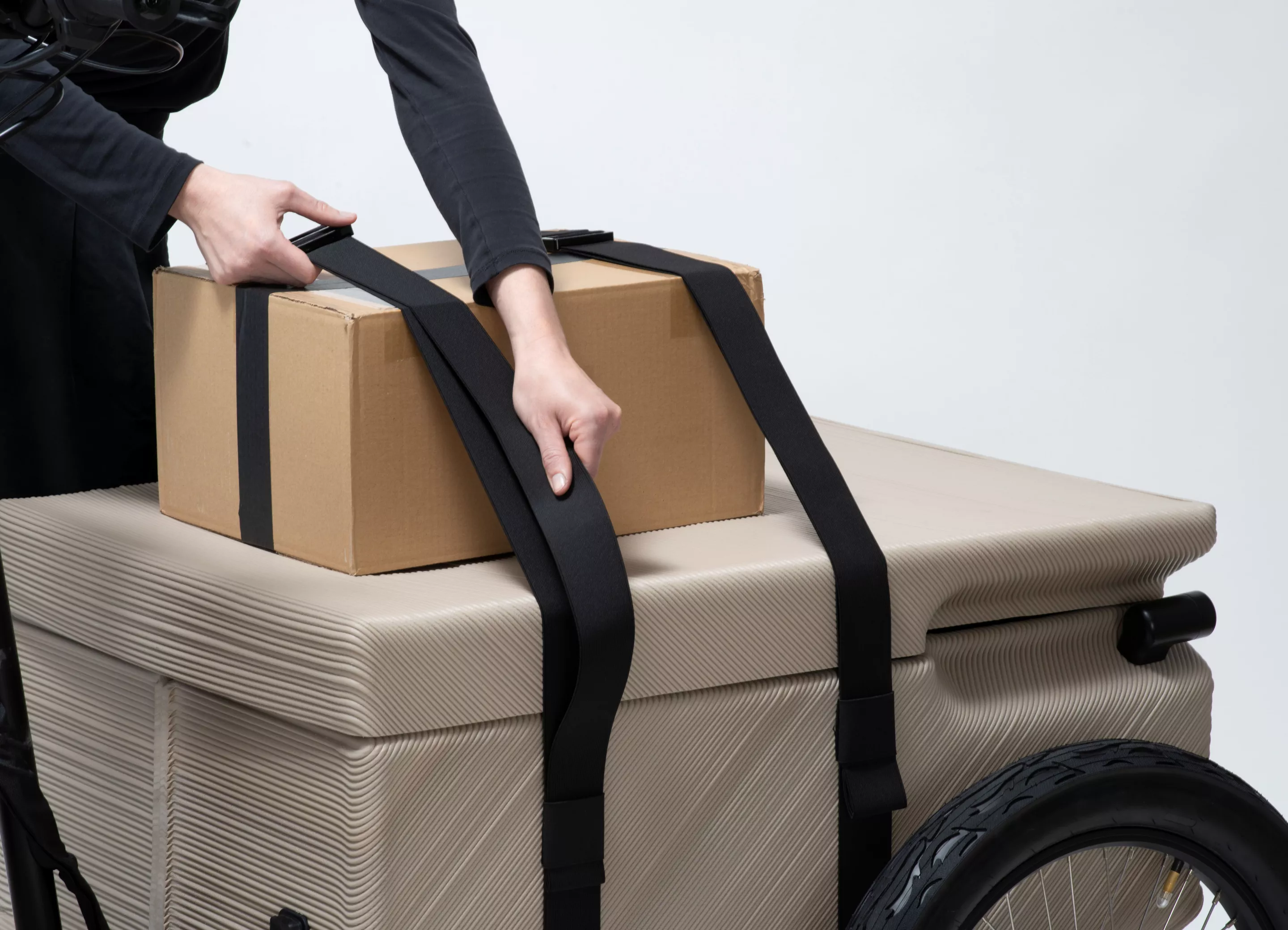 The flat lid of the cargo box can accommodate more packages outside, secured in place with straps