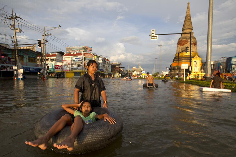 Reisdents of Ayutthaya put inner tubes to good use during the 2011 flooding (Photo: Daniel Julie)