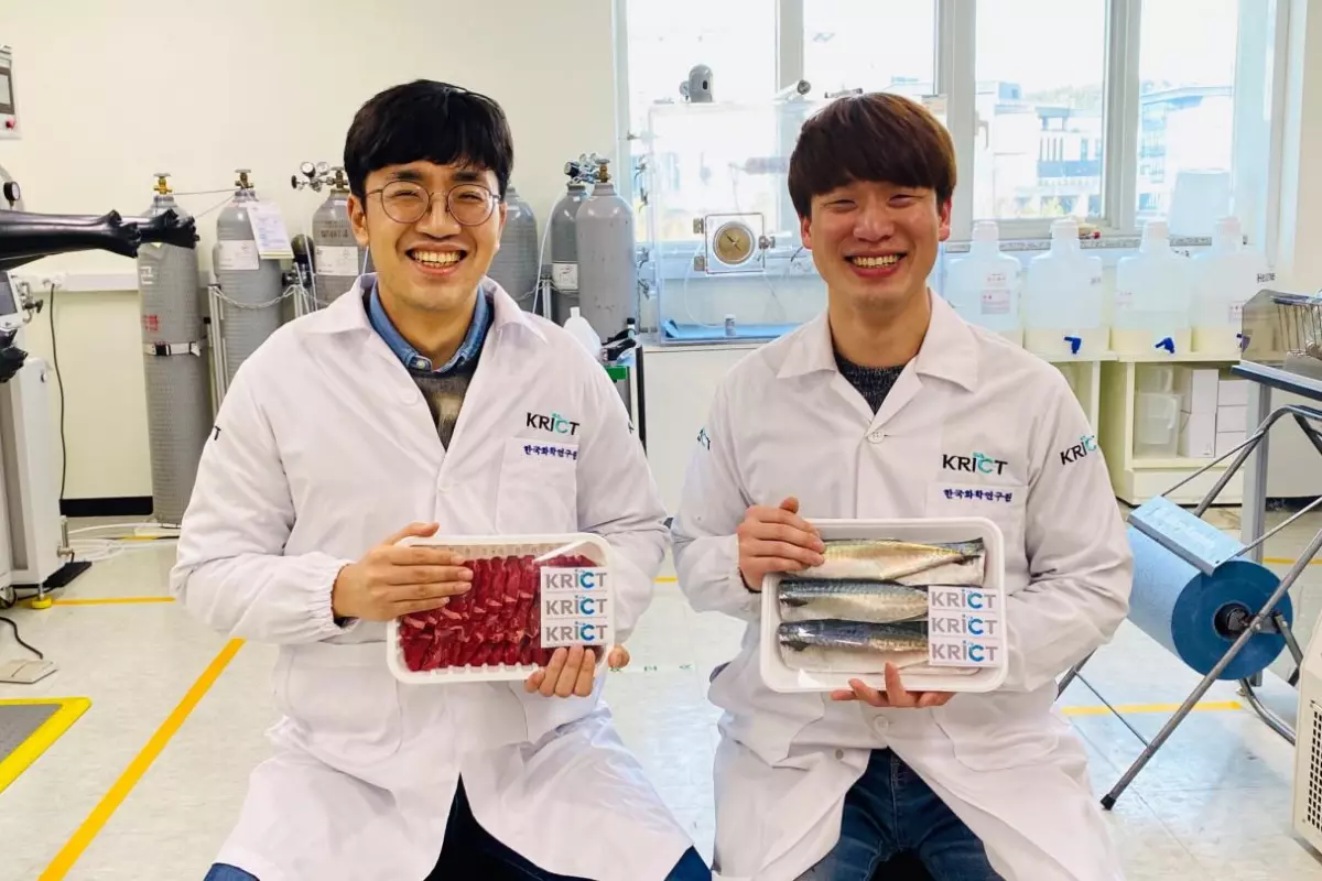 Dr. Dongyeop Oh and Dr. Sejin Choi, with sample groceries utilizing the stickers