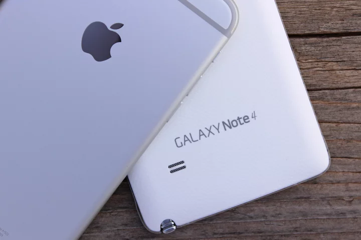 Gizmag goes hands-on to help you decide between the iPhone 6 Plus and Galaxy Note 4 (Photo: Will Shanklin/Gizmag.com)