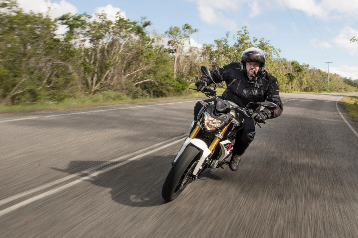 BMW G310R: a confidence-inspiring roadster with excellent handling in the corners