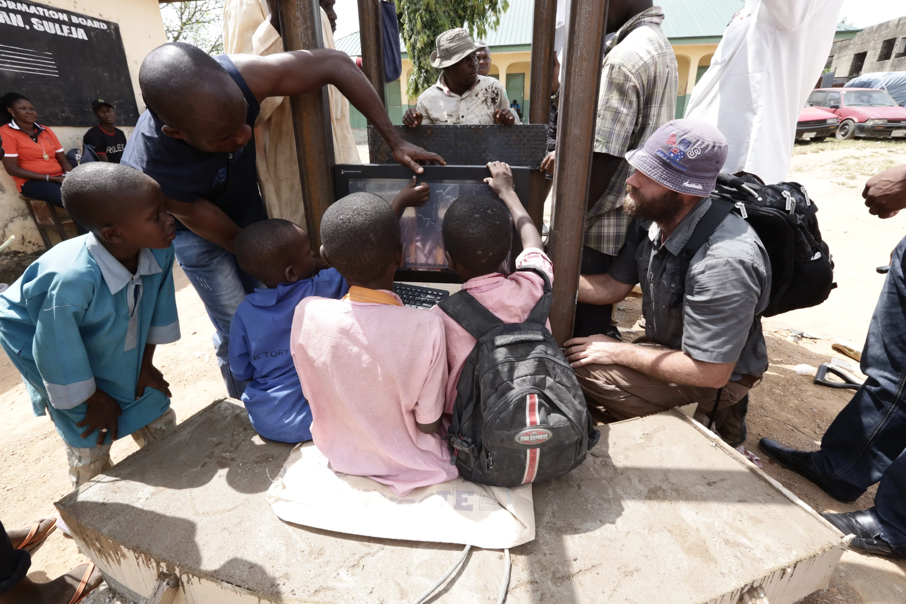 Local materials and local people are used to build the kiosks (Photo: Tom Saater)