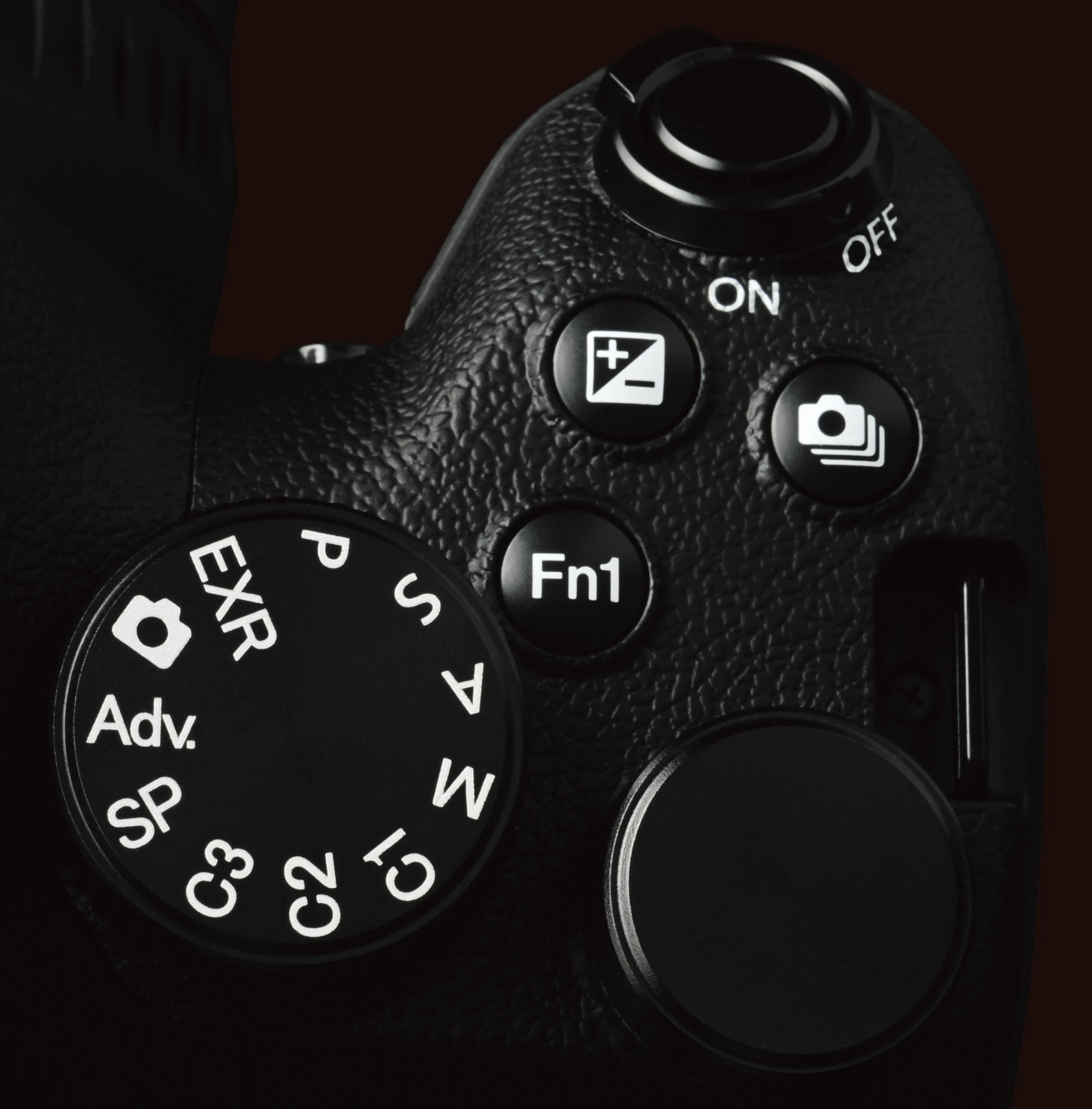 Users can trust the camera to automatically choose the best settings for a given shot, or can opt for more DSLR-like control from the PASM exposure modes and manual options on offer
