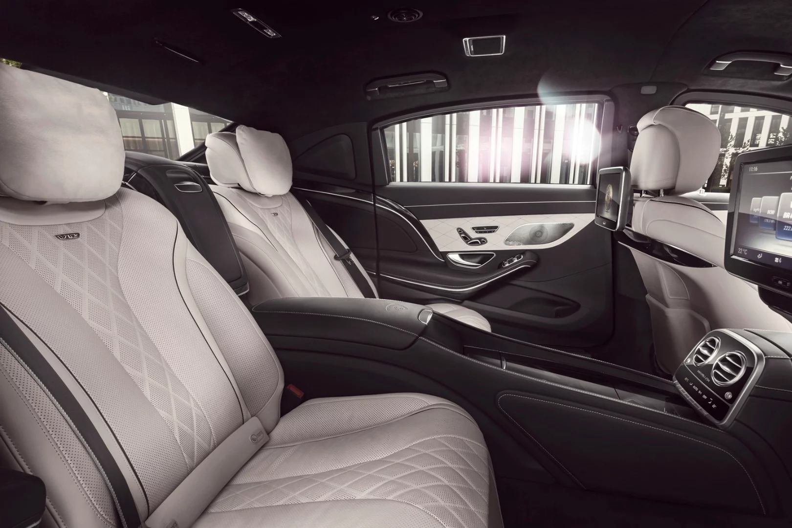 The S 600 Guard is 5,453 mm (215 in) long, giving rear passengers plenty of legroom