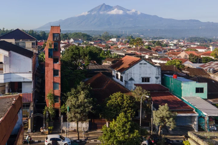 PituRooms was built on a very challenging site and has a width of just 280 cm (110 inches)