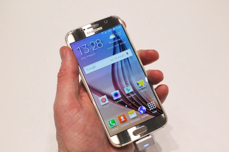 Galaxy S6 in hand (Photo: Stu Robarts/Gizmag.com)