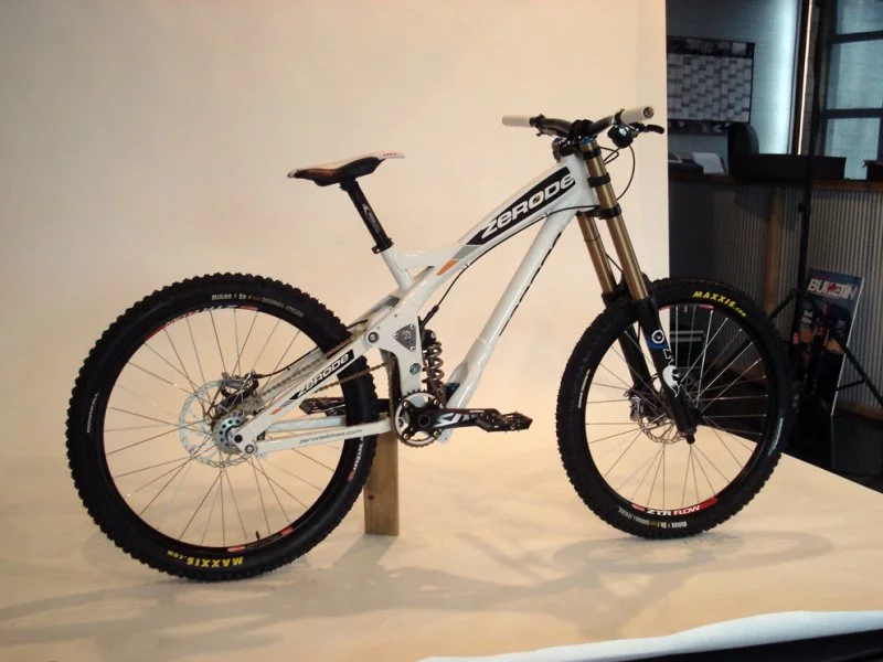 The Zerode G-1 mountain bike incorporates a mid-bike-mounted internal geared hub, which is said to allow it to perform better than a regular MTB in a variety of ways